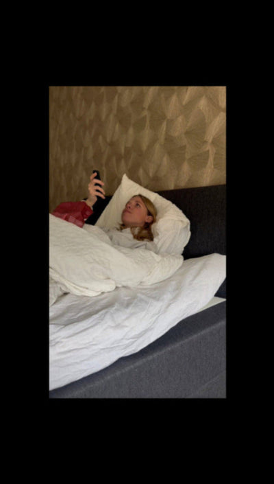 Een enthousiaste klant vertelt vanuit bed waarom de Lumora beamer haar beste aankoop van het jaar is en toont de sfeervolle transformatie van haar slaapkamer.