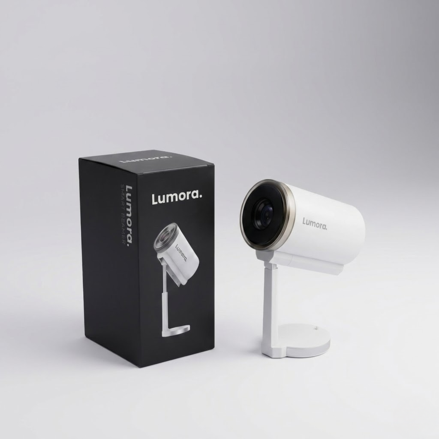De witte Lumora Pro slimme beamer op zijn standaard, gepresenteerd naast de originele zwarte verpakking.
