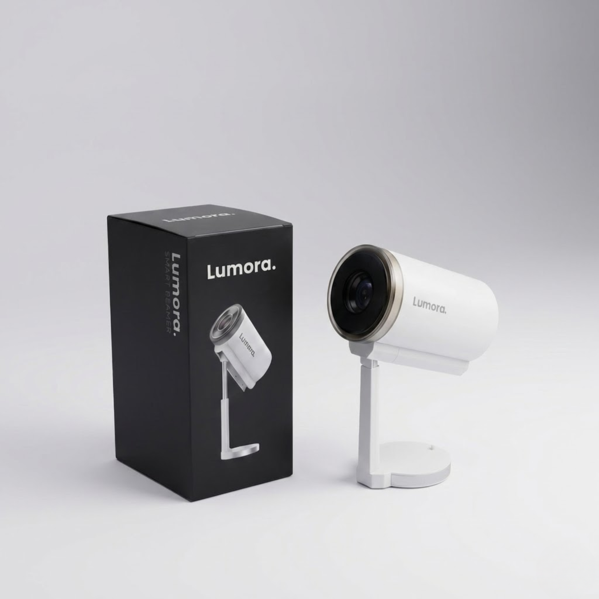 De witte Lumora Pro slimme beamer op zijn standaard, gepresenteerd naast de originele zwarte verpakking.