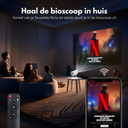Een gezin geniet van een filmavond in hun eigen thuisbioscoop, geprojecteerd door de Lumora beamer, bedienbaar via smartphone en afstandsbediening.